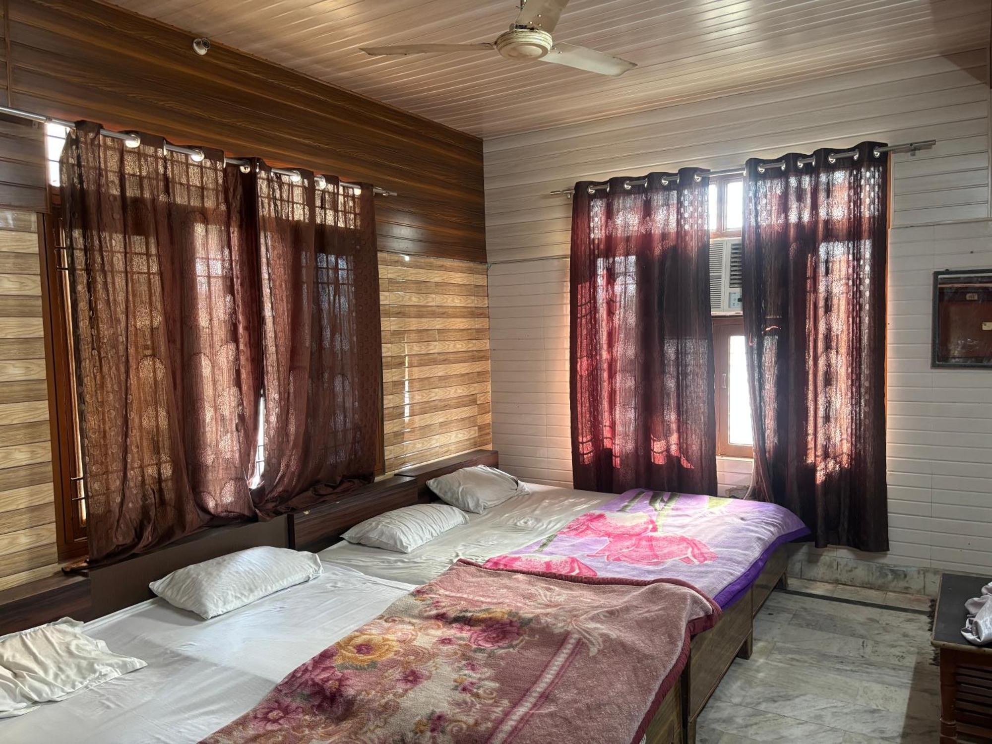 Sgh Guest House Mathura Exteriör bild